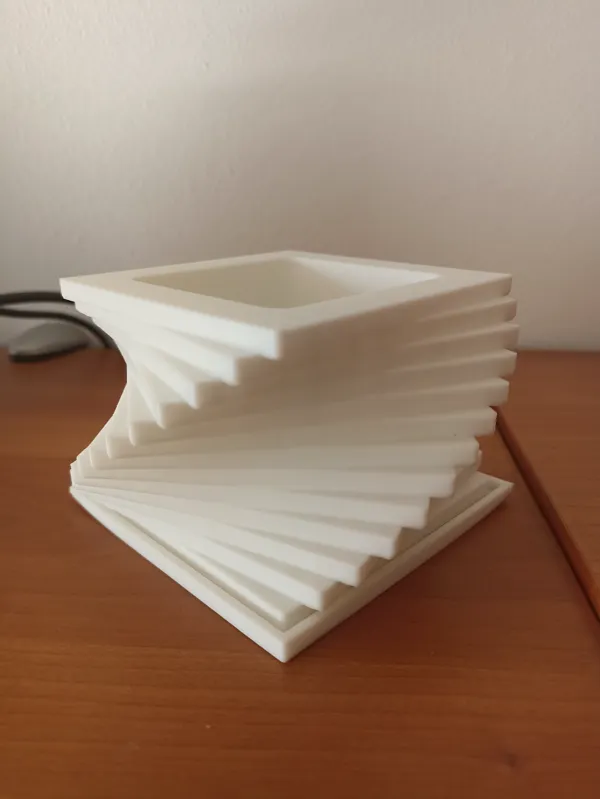 Pot/vase torsadé avec socle