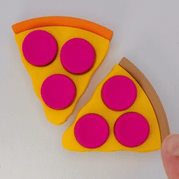 Objeto manipulable: NeeDoh Pizza Clicker Fidget Toy (<1.5 hrs) — vista de referencia 4