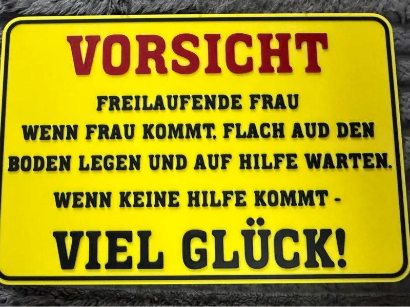 Schild VORSICHT FRAU