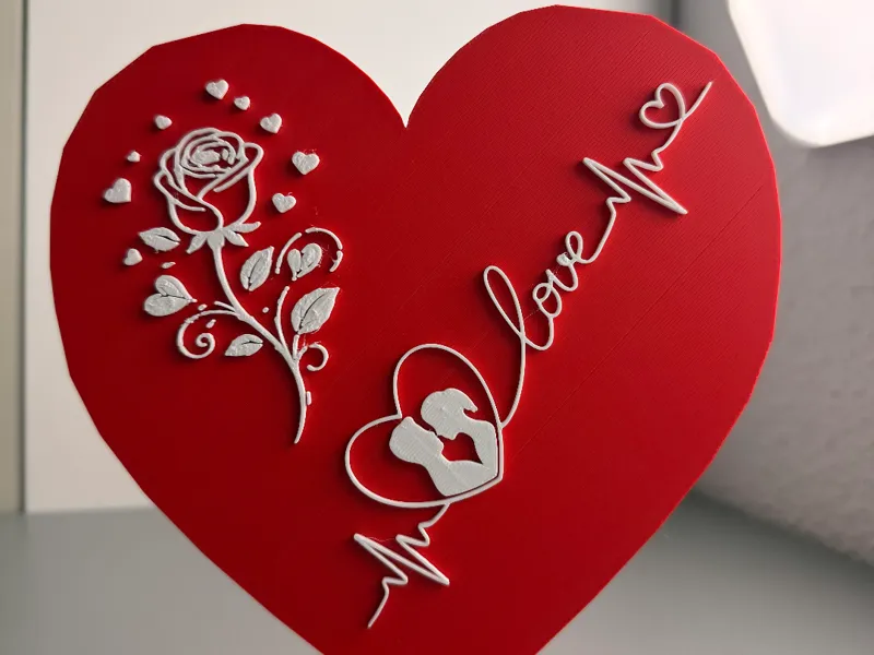 Herz mit Rosen und "Love"-Schriftzug glatte Fläche