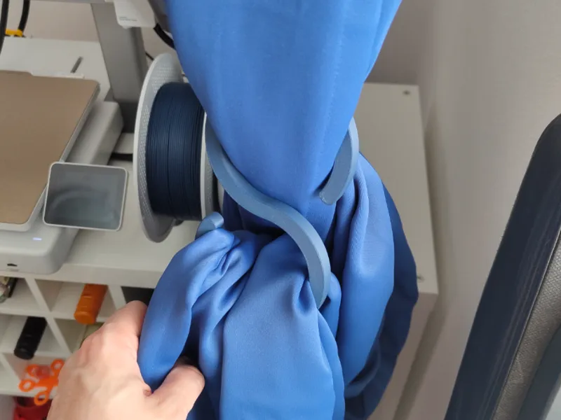 Curtain holder
