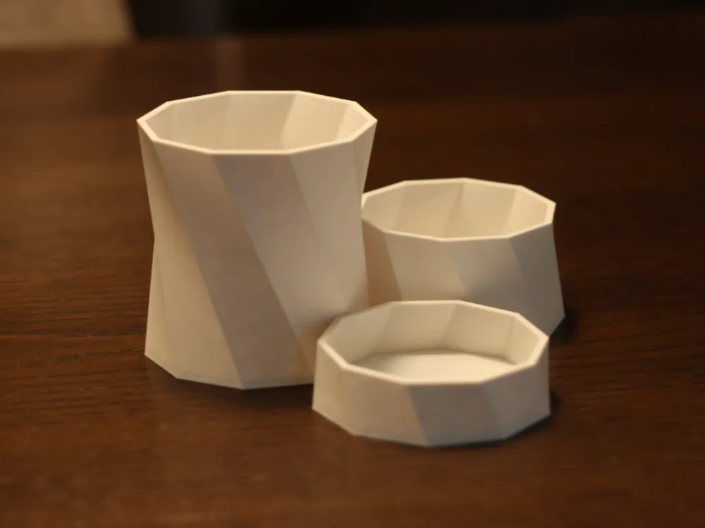 Organizador: Lapicero minimalista de triple compartimento. Referencia del modelo original.