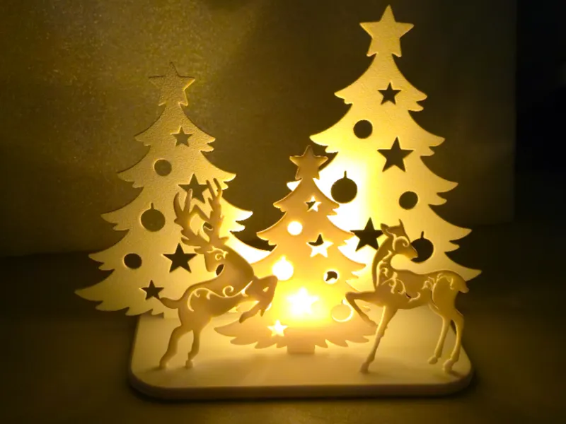 Weihnachtskomposition mit Hirsch in Bäumen 3