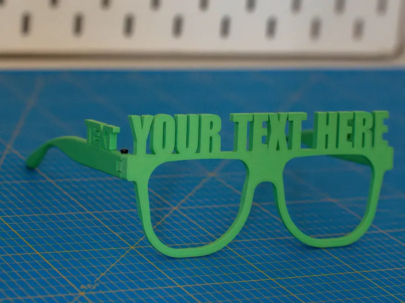 Glasses with customizable text in slicer