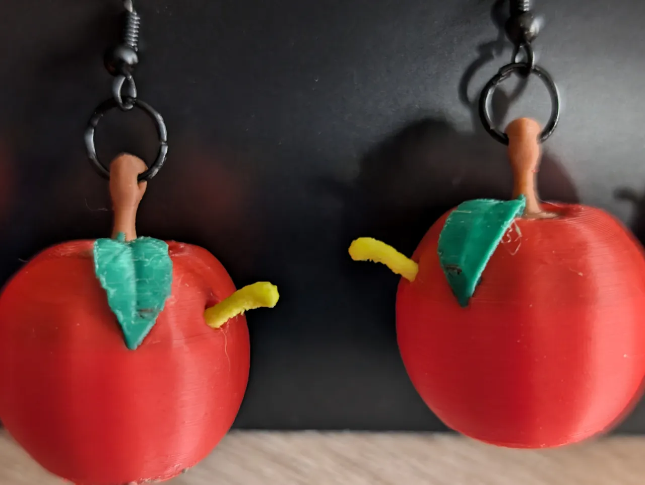 Apple w Emerging Worm Earrings (0.2mm nozzle) v2.0 view 2