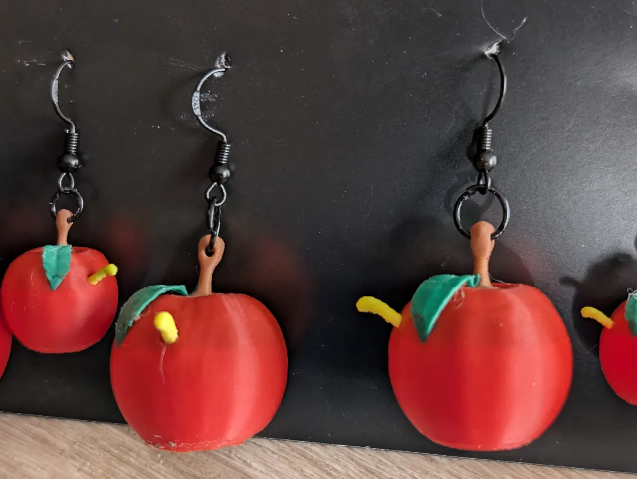 Apple w Emerging Worm Earrings (0.2mm nozzle) v2.0 view 3