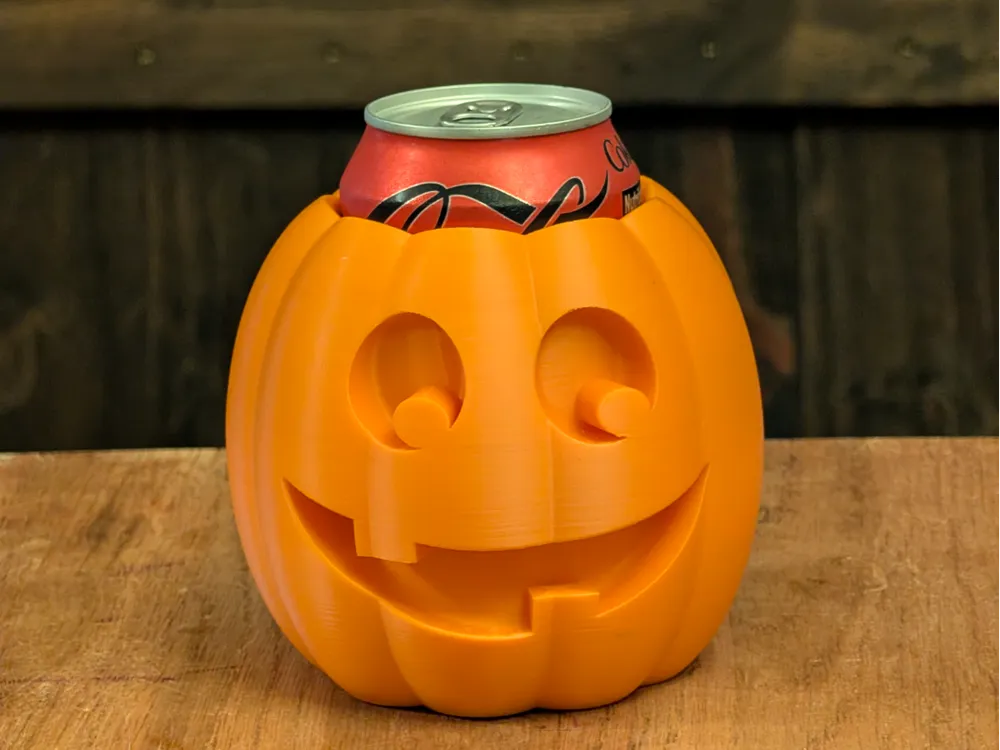 Adorno temático: Jack-O-Canturn - Pumpkin shaped 12oz can holder. Referencia del modelo original.