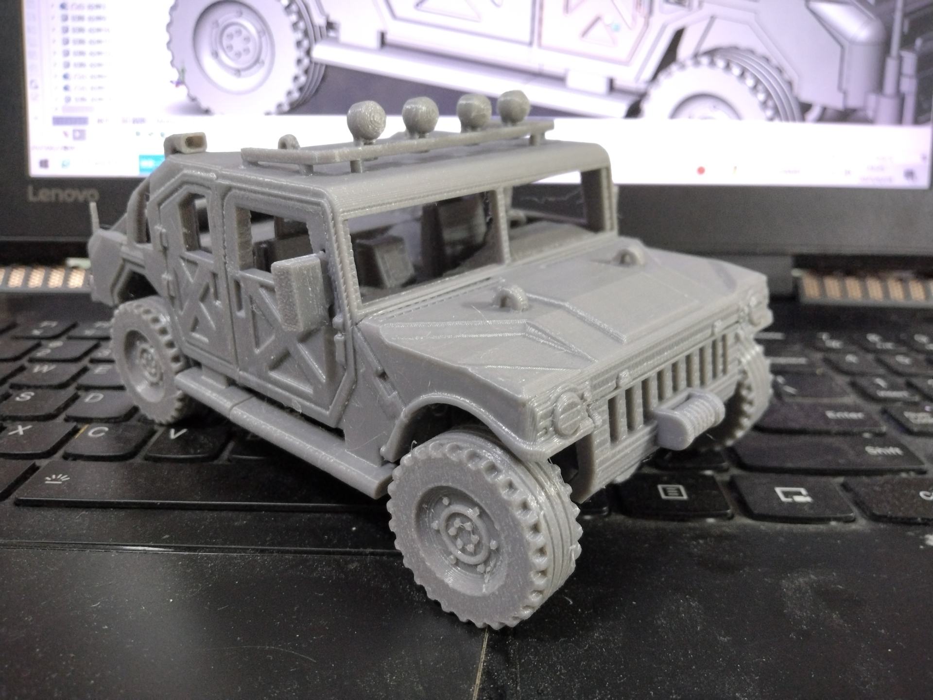 Hareket etmek için toplanmış Hummer tekerlekleri