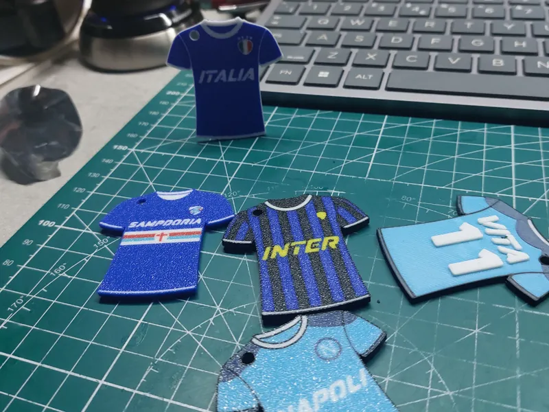 portachiave maglia di calcio con nome e numero