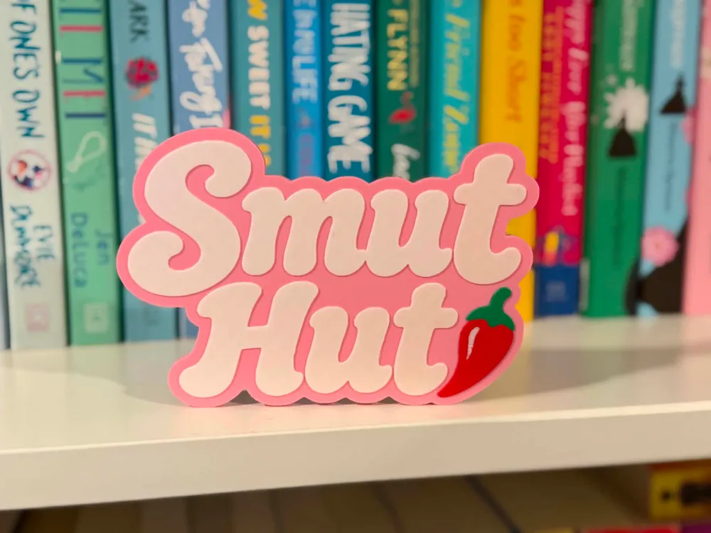 Estante o repisa: Smut Hut – Bookish Shelf Sign. Referencia del modelo original.