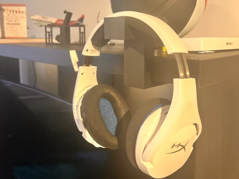 Headphone/Headset holder with screw