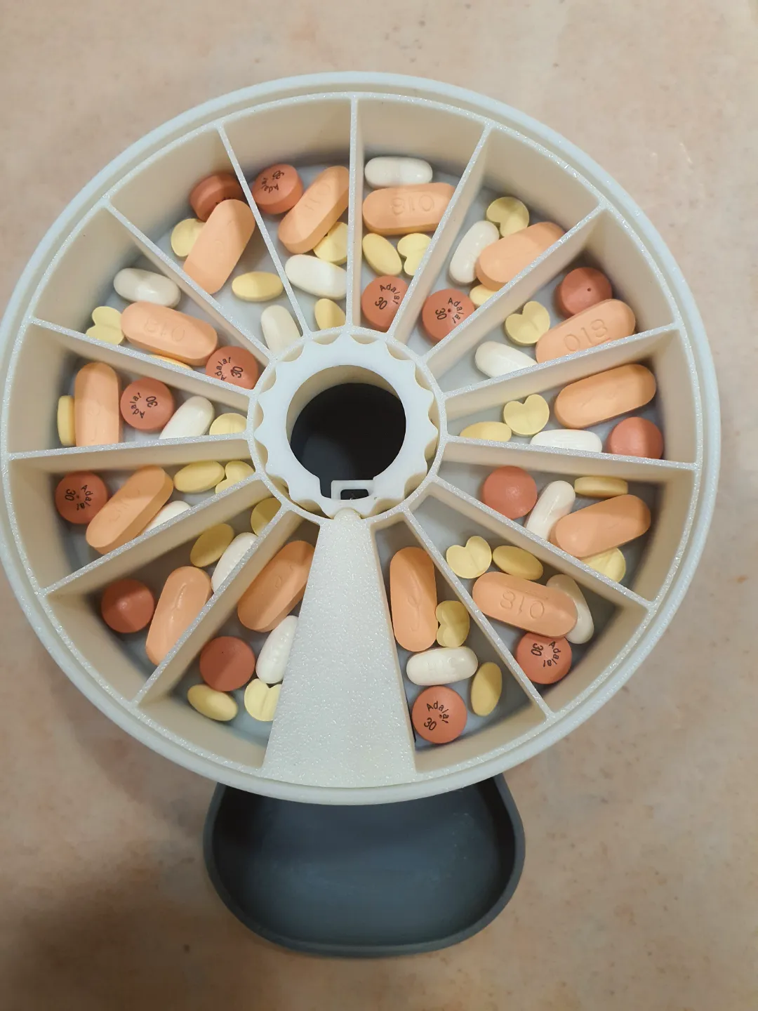 One Click weekly pill dispenser V2.0 view 3