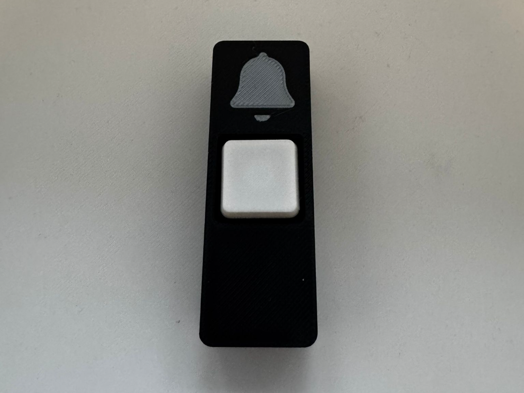 Toy doorbell with working button