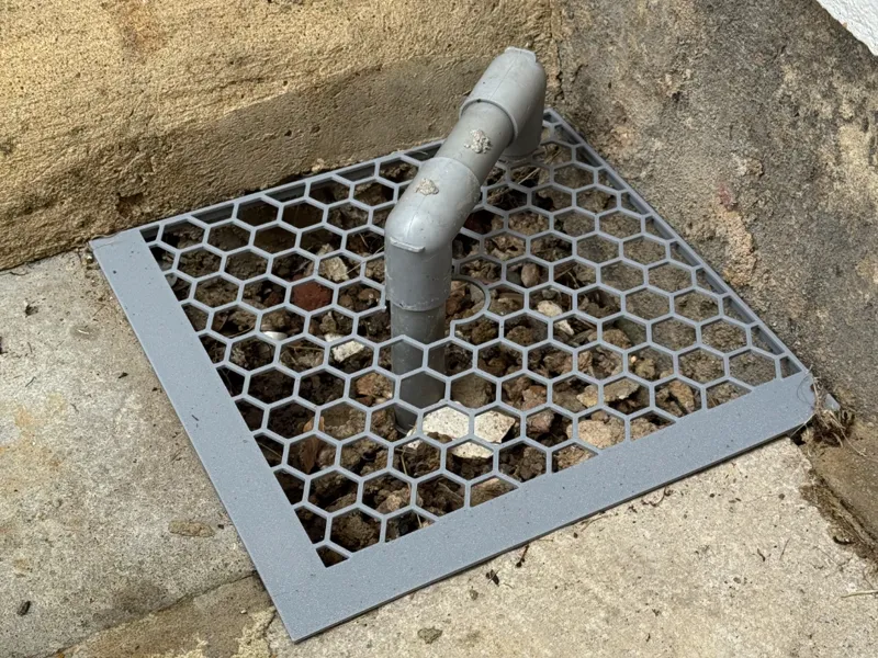 Mesh corner grate cover