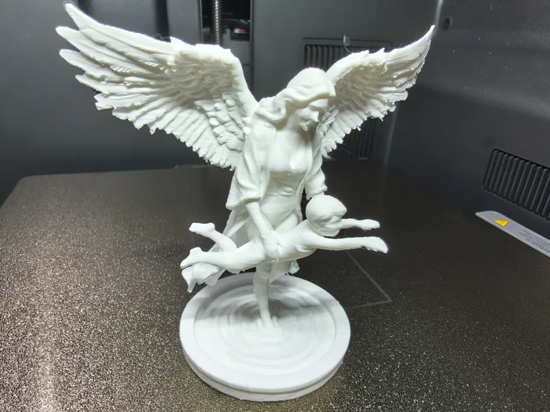 Anioł Stróż uczący chłopca pływać - Figurka 3D