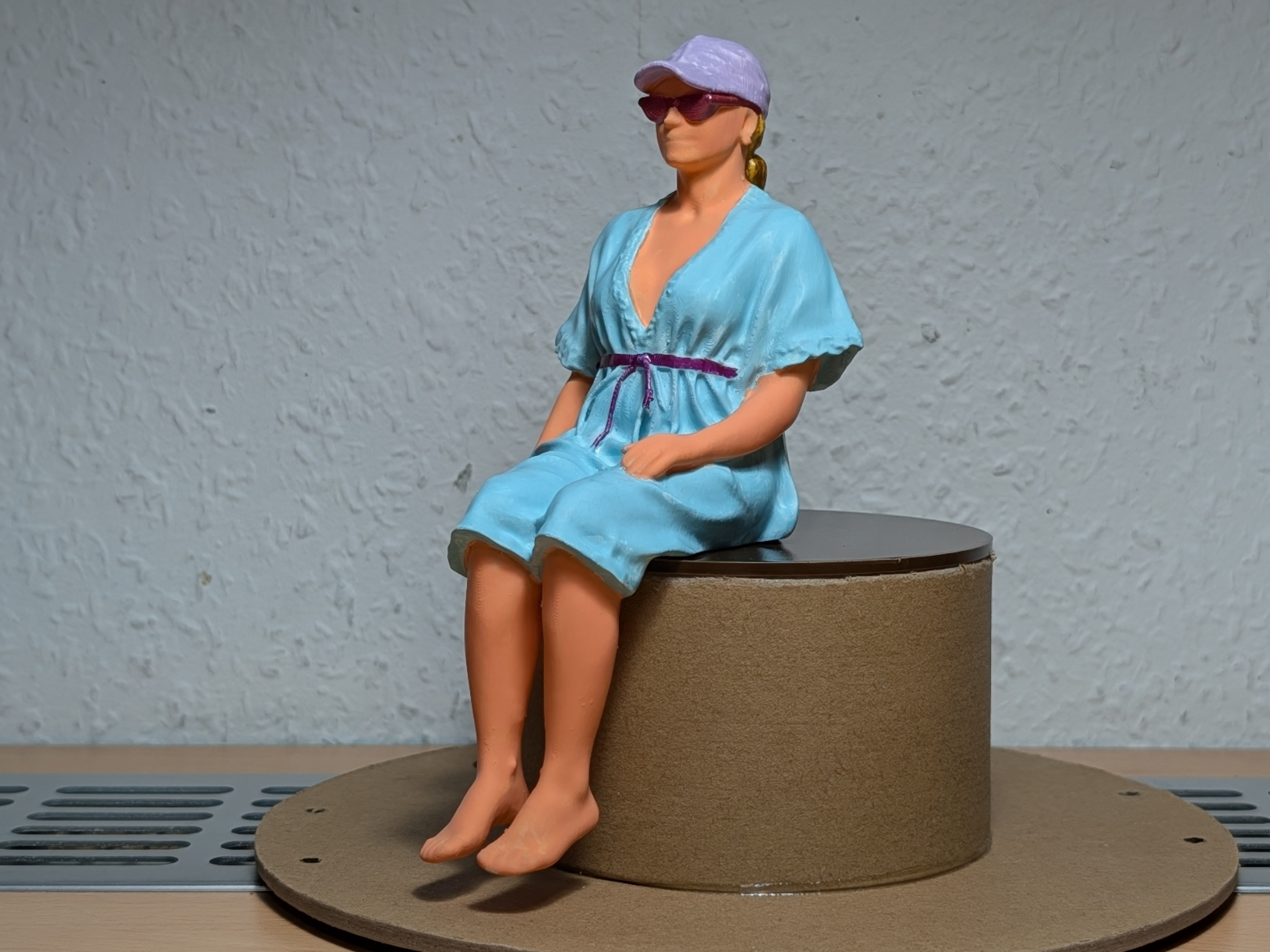 Lady in Summer Dress Co-Pilot – Figure for Unimog