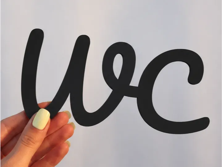 Elegantes Türschild „WC“ in Schnörkelschrift Bad