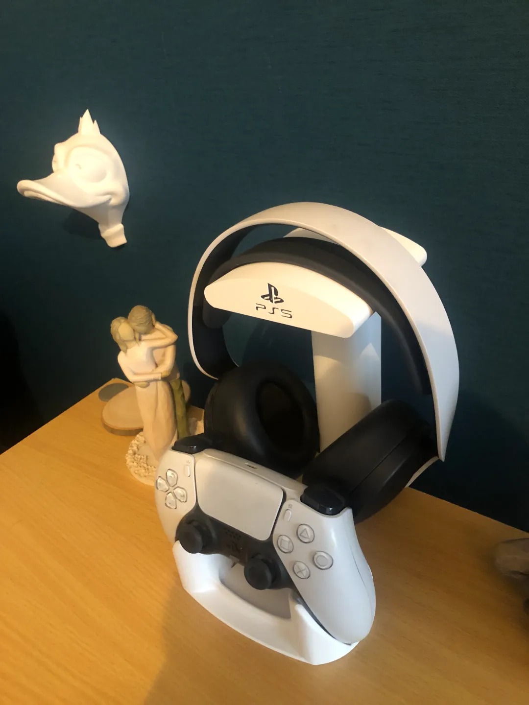 ps5 stand headphones and controller view 3