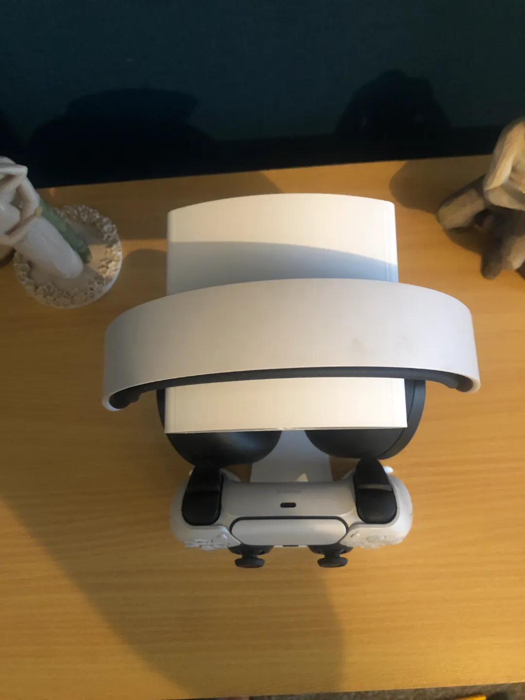 ps5 stand headphones and controller view 2