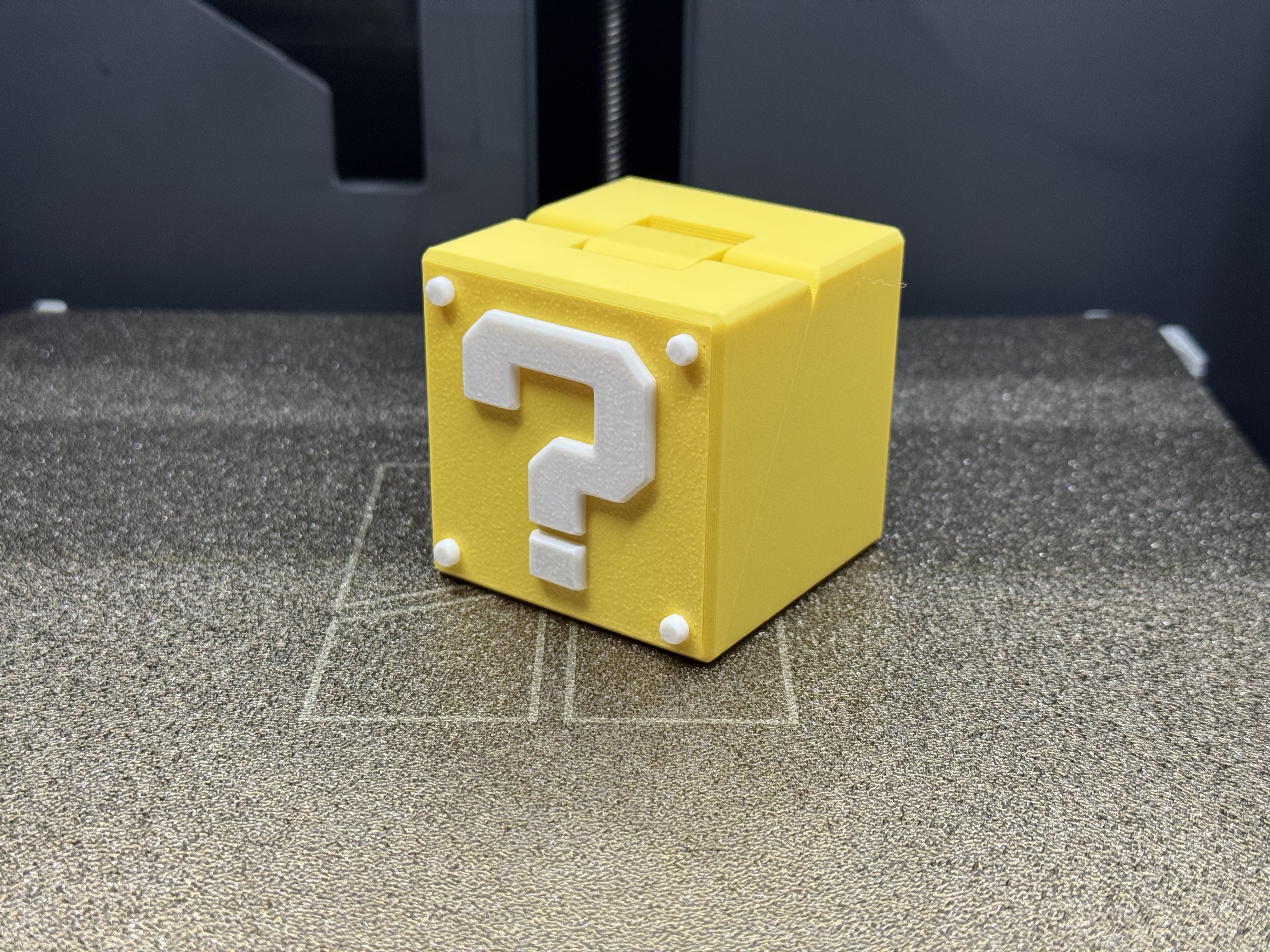 Miniatura 1 do modelo 3D 马里奥问号箱风格折叠手机支架Pro