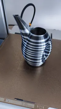 Arrosoir au design fin et épuré — photo 2