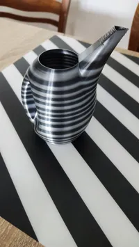 Arrosoir au design fin et épuré — photo 3