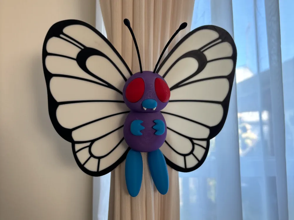 Letrero o emblema decorativo: 3D-printed Butterfree curtain hooks. Referencia del modelo original.