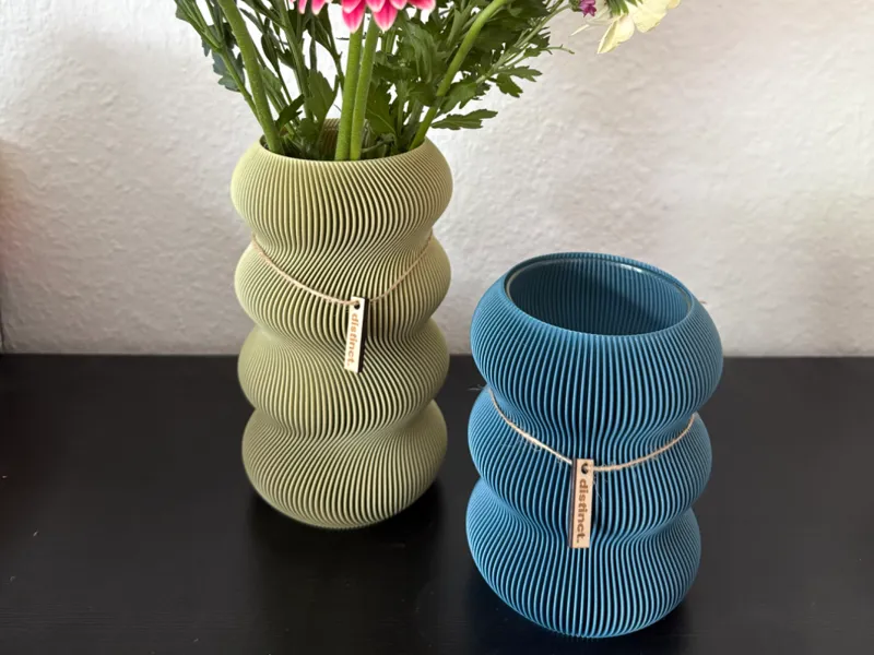 Nami – Wellenförmige Designvase für dein Zuhause