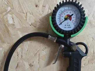 supporto a parete per manometro compressore