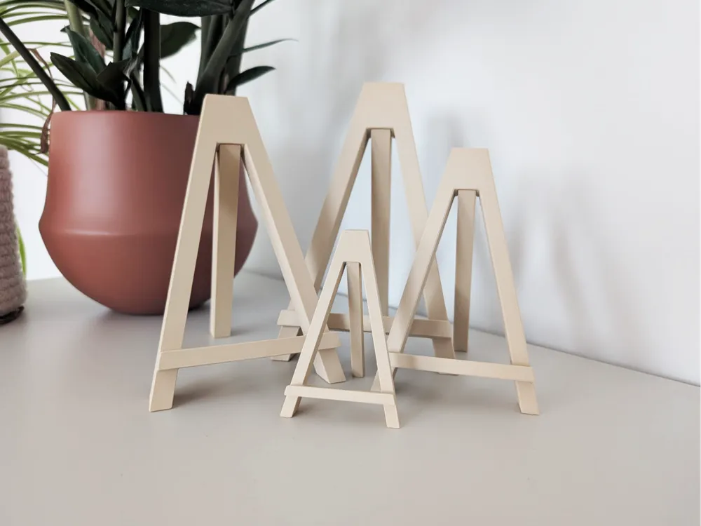 Marco decorativo: A-Frame Display Easel (Print-in-Place, 4 Sizes). Referencia del modelo original.