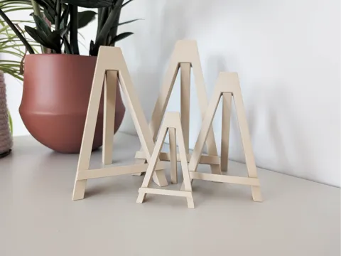Marco decorativo: A-Frame Display Easel (Print-in-Place, 4 Sizes) — referencia de MakerWorld