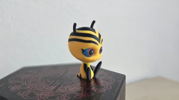 Figura decorativa: Pollen Kwami Miraculous Figurine — vista de referencia 4