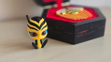Figura decorativa: Pollen Kwami Miraculous Figurine — vista de referencia 3