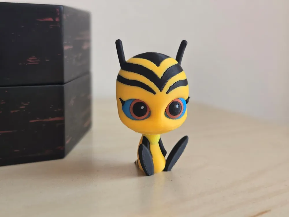 Figura decorativa: Pollen Kwami Miraculous Figurine. Referencia del modelo original.