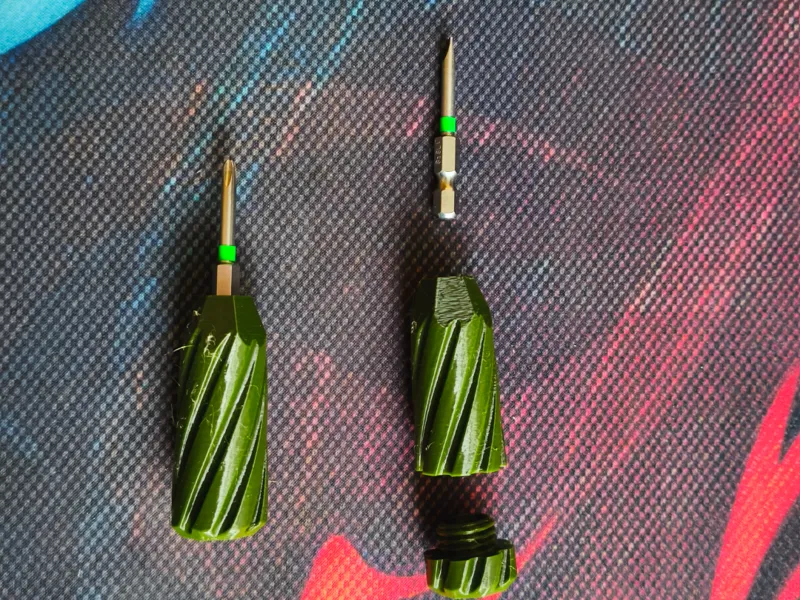 Medium screwdriver handle with hex bits