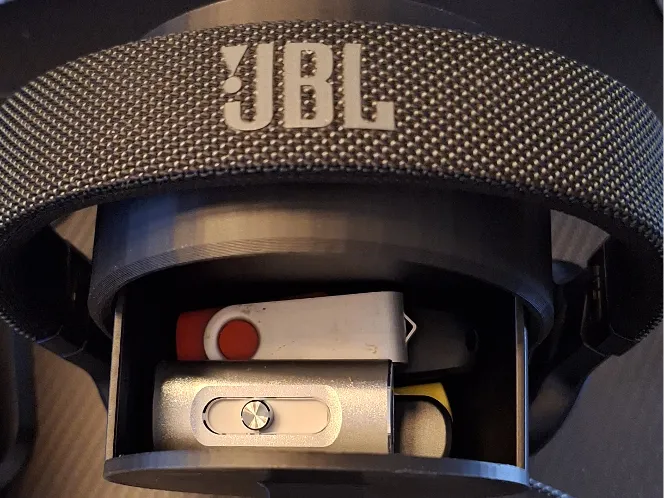 Ständer für Kopfhörer mit Fach für USB Sticks usw.