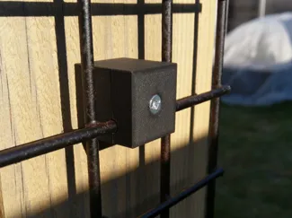 Holder / spacer for trellis wire mat/fence (5mm)