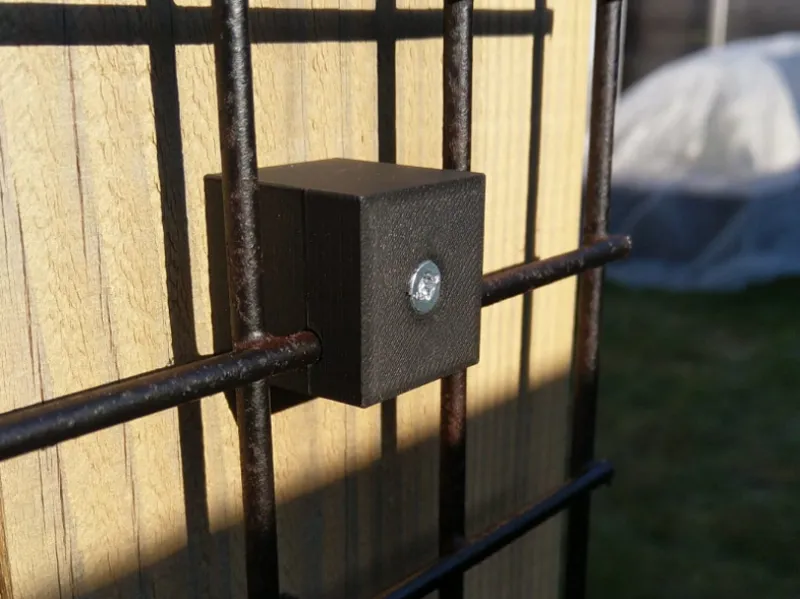 Holder / spacer for trellis wire mat/fence (5mm)