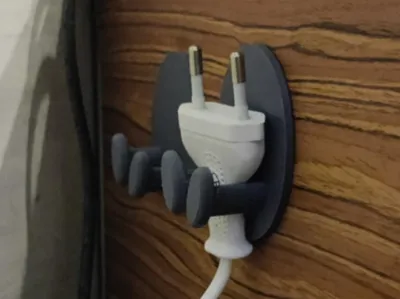 Cable plug hanger