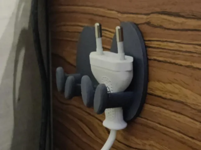 Cable plug hanger