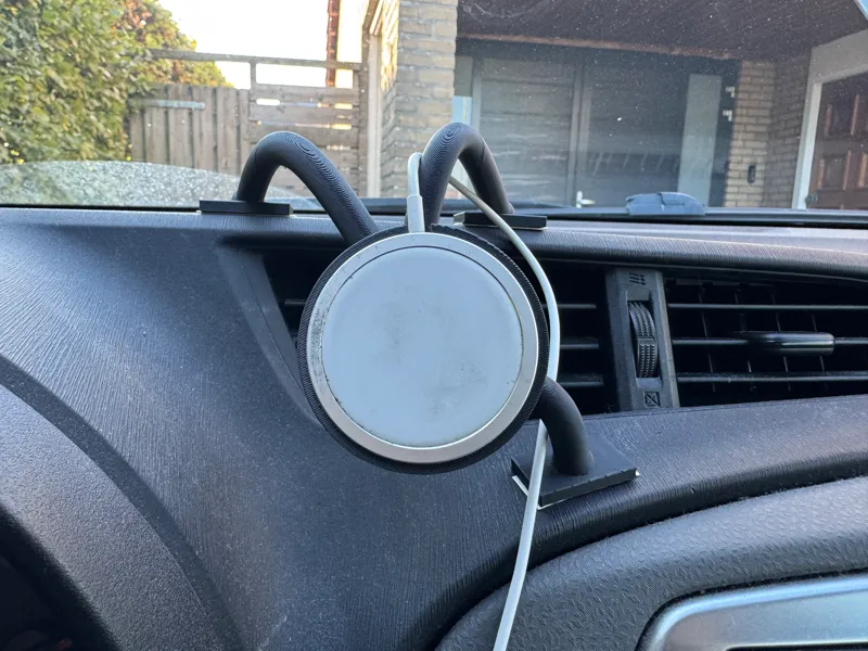 Toyota Yaris 2012 - Magsafe phone holder