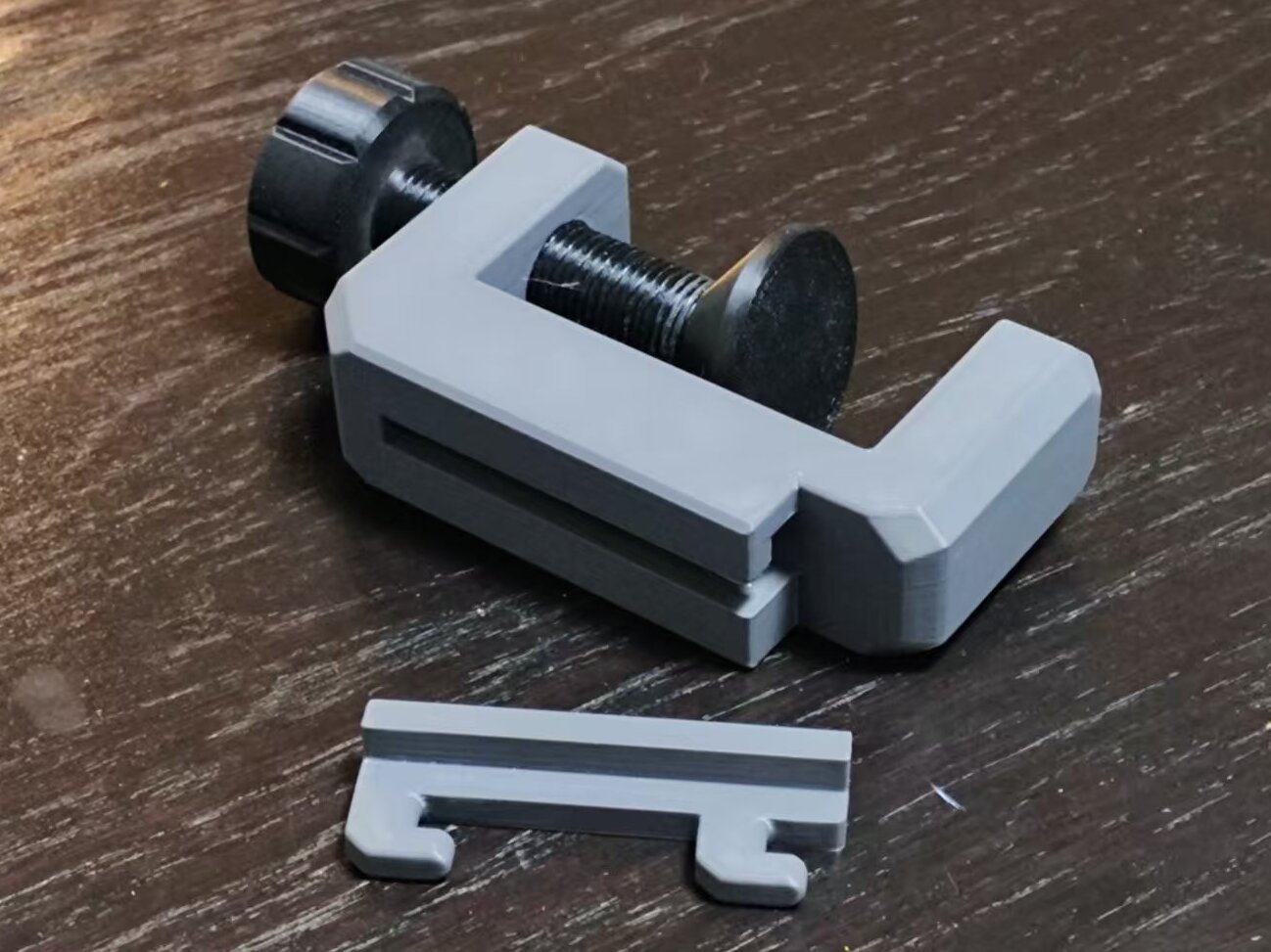 Miniatura 1 do modelo 3D 洞洞板桌边（下挂）夹具