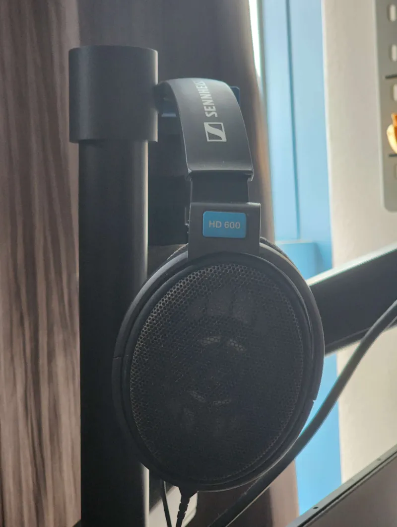 Prism+ Arc Stealth Pro Monitor Stand Headphone V1