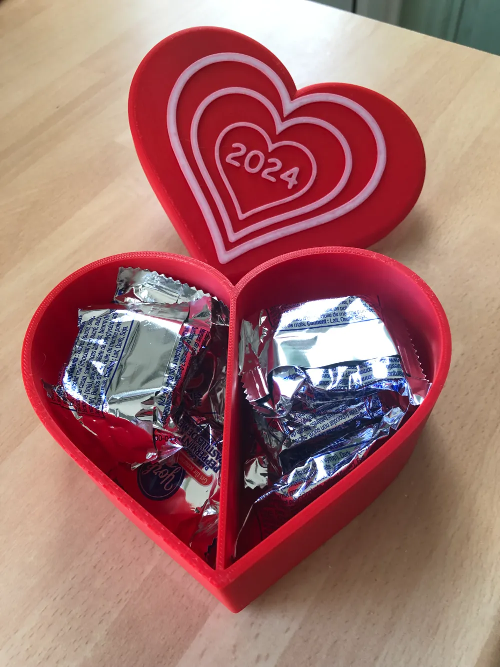new-year-2024-heart-themed-2-compartment-box-by-kevr102-makerworld