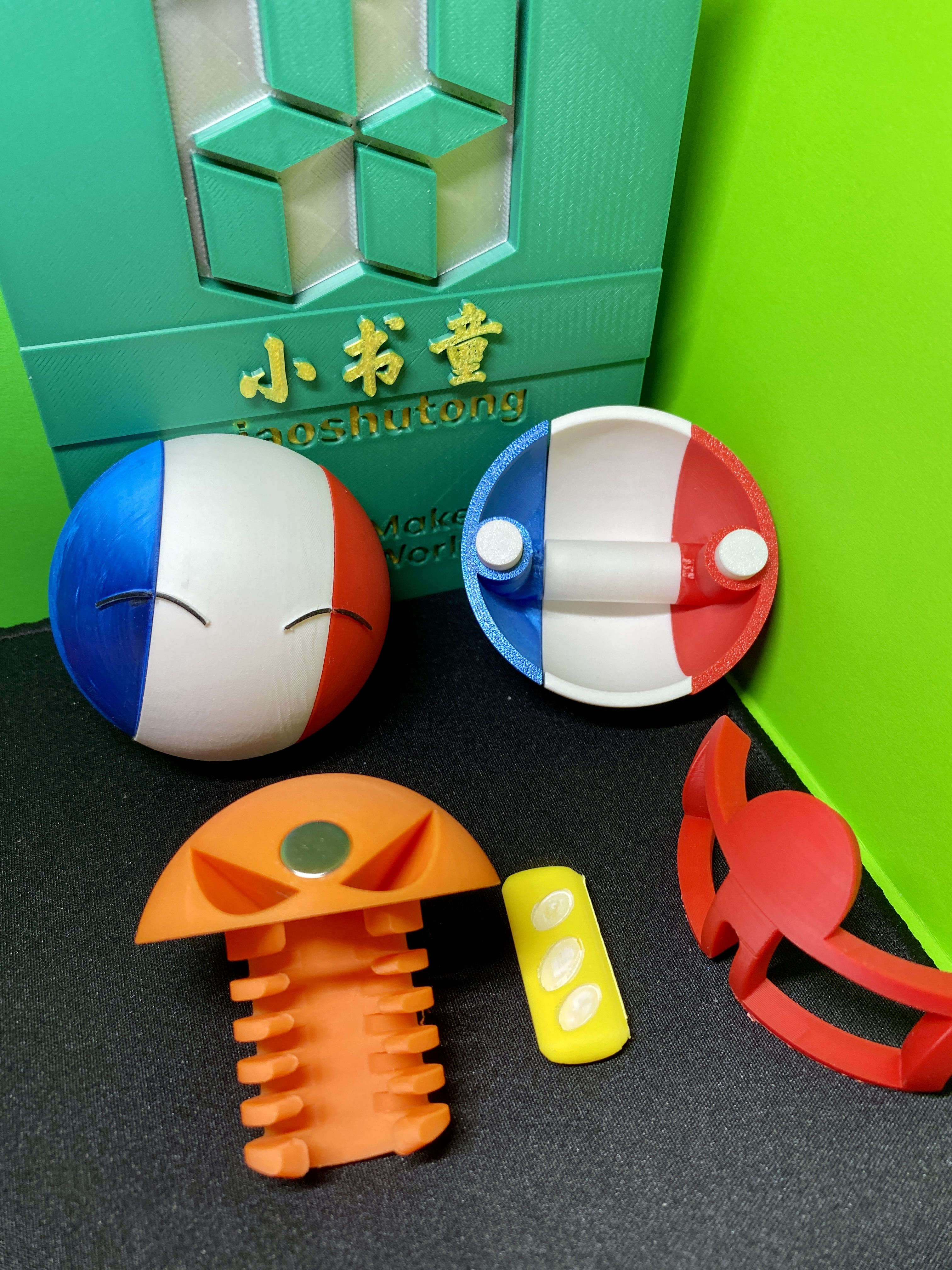 Miniatura 2 do modelo 3D 喜悦中国球、微笑法国球 （眼镜+帽子+底座+骨骼+面包）磁吸 玩具 波兰球 摆件 足球  解压 手办