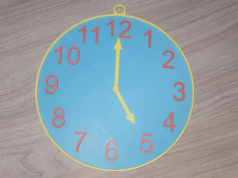 Fake Clock Always Facing 5h00