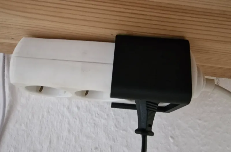 Steckdosenleistenhalter (Steckerleiste herausziehbar), Power Strip Holder (can be pulled out)