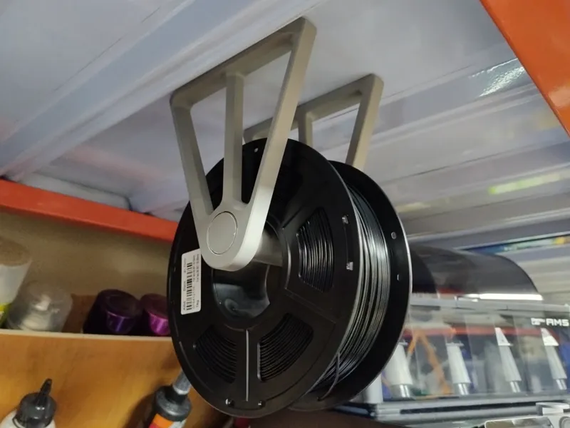 Magnetic spool holder