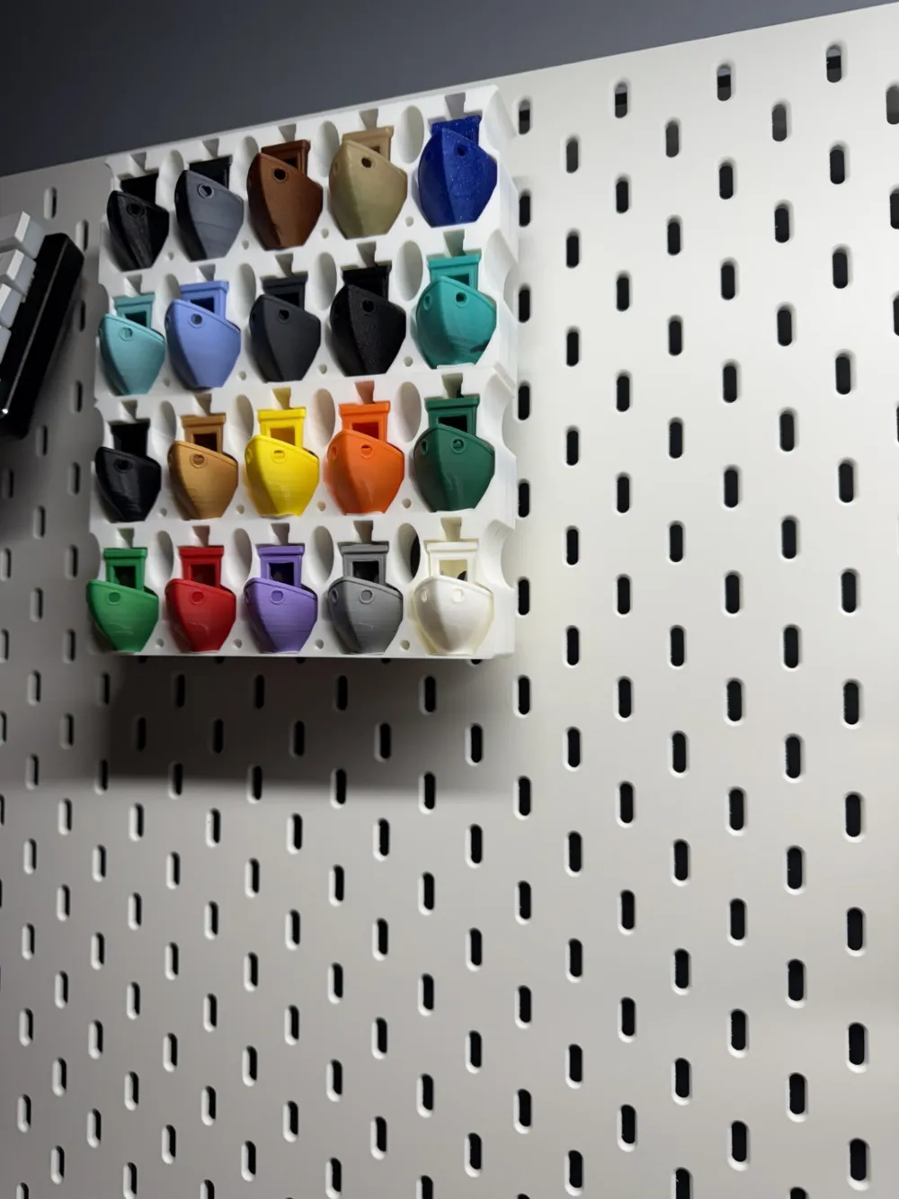 Skadis Mount For 3D Benchy Dry Dock Display By Double Diamond Printing skadis-mount-for-3d-benchy-dry-dock-display-by-double-diamond-printing