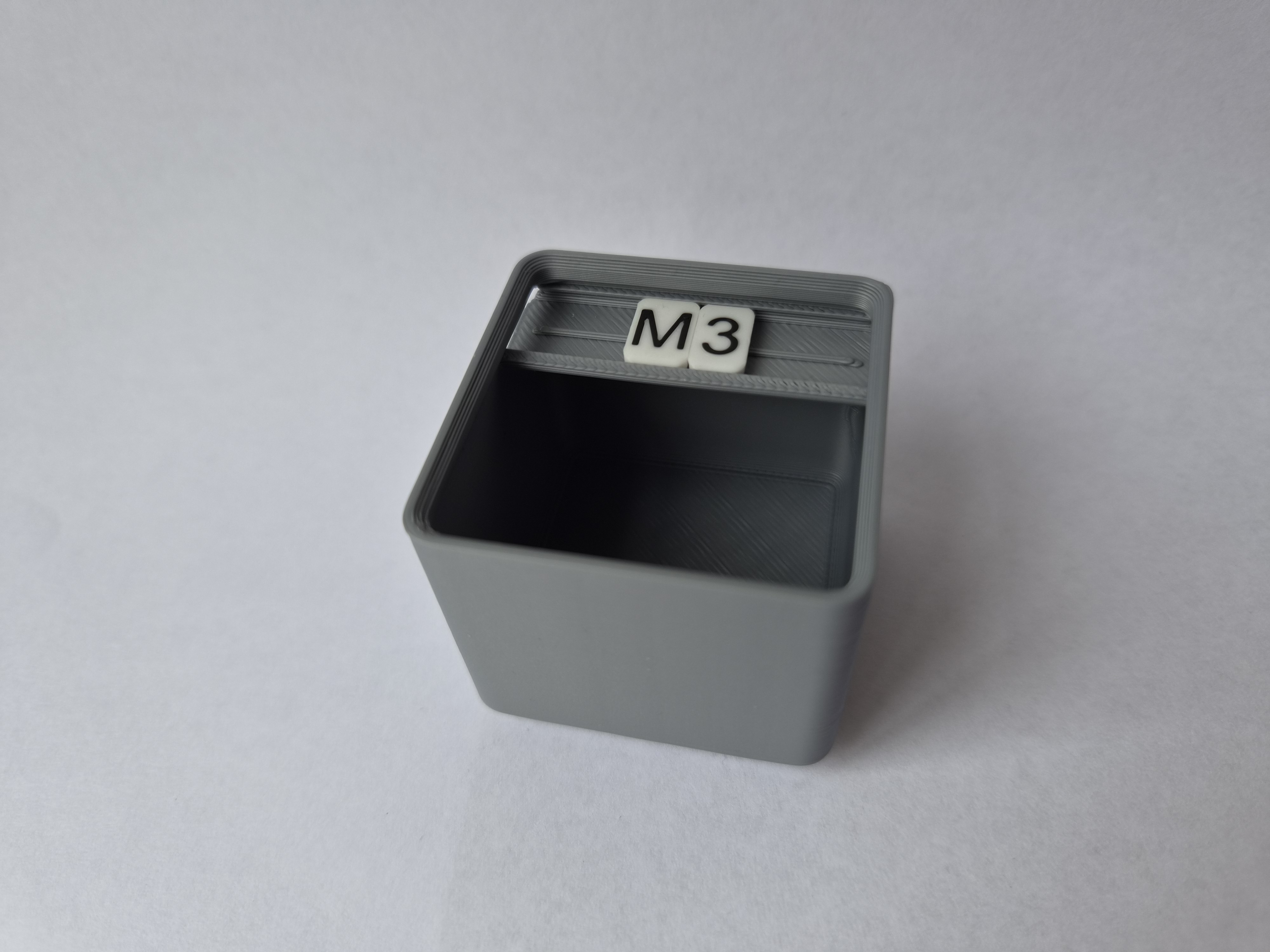 Miniatura 1 do modelo 3D Gridfinity Bins with LABELFINITY cutouts
